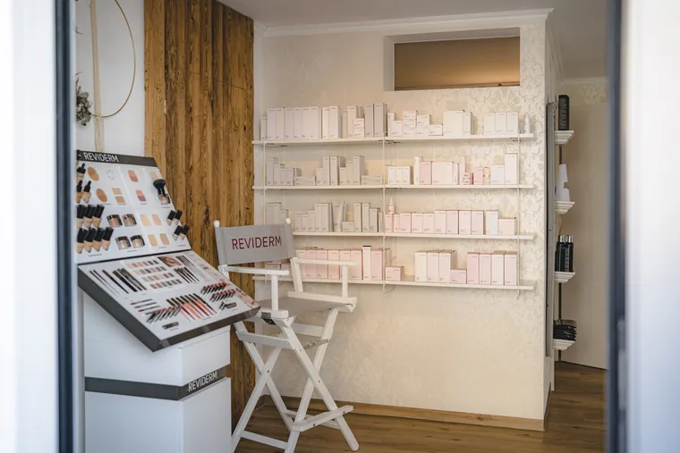 Produktregal im studio hautnah mit REVIDERM-Pflegeprodukten