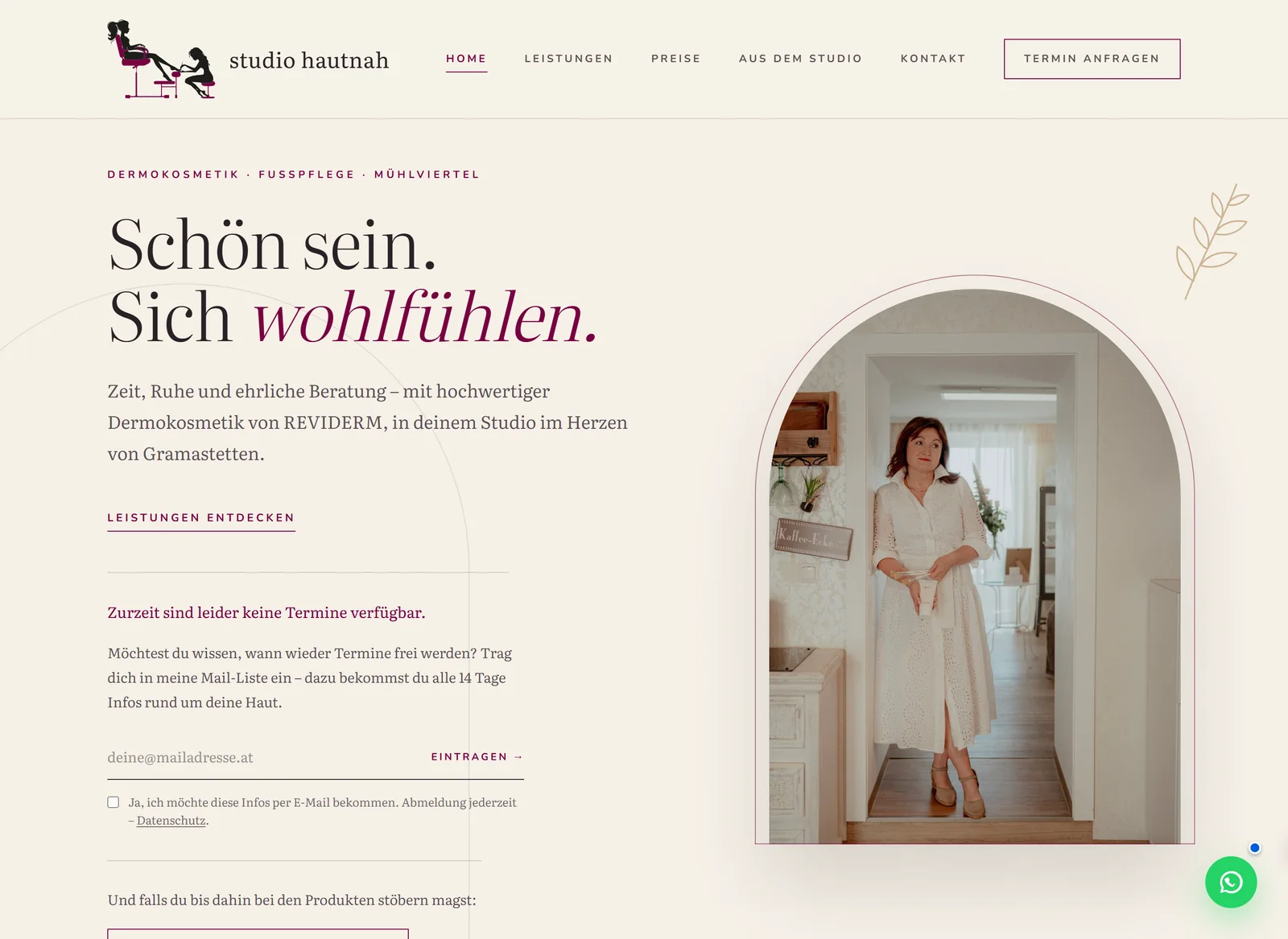 Startseite von studio-hautnah.at: Überschrift „Schön sein. Sich wohlfühlen.“ neben einem Foto von Susanne Hemmelmeir im Studio